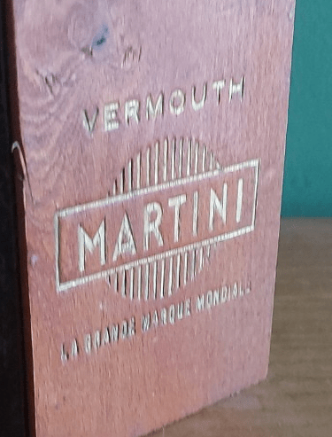 Coffret à jeu de cartes en bois : Vermouth Martini au plat, Mart'anis au dos (annonce eBay archivée).