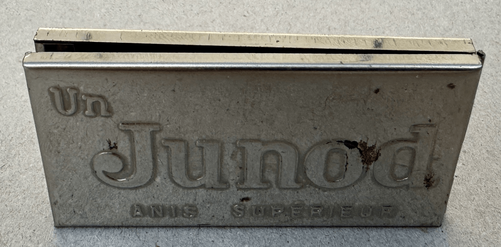Étui publicitaire à tickets de métro et d'autobus, « Un Junod — Anis supérieur », vers 1930 (annonce eBay archivée).