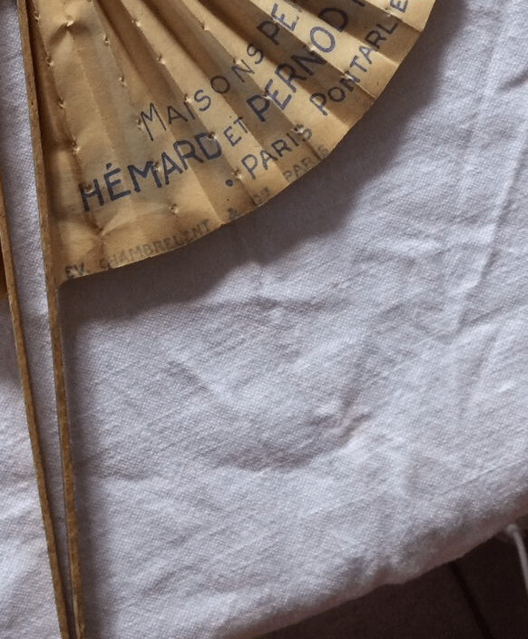 Éventail publicitaire « Un Pernod », raison sociale imprimée « Maisons Pernod Fils, Hémard et Pernod Père et Fils réunies — Paris Pontarlier », imprimeur Chambrelent, Paris (annonce eBay archivée).