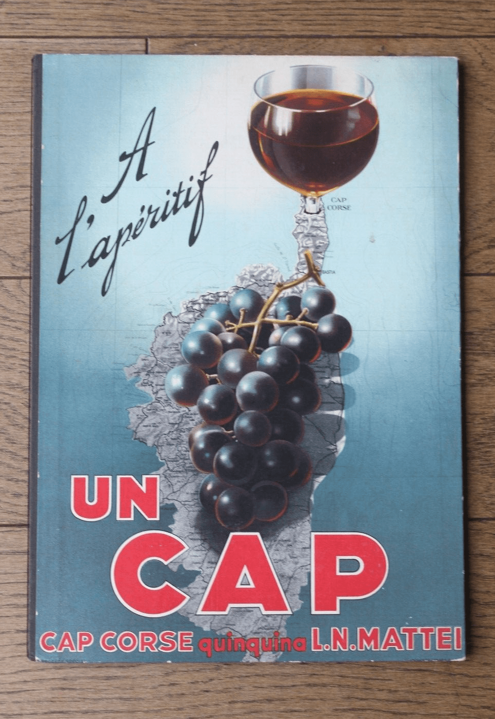 Porte-menu publicitaire « Un Cap » / Cap Corse quinquina L.-N. Mattei (annonce eBay archivée).
