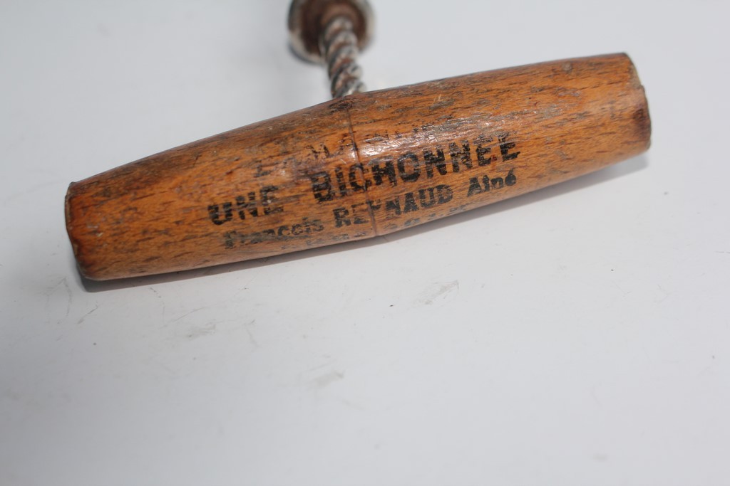 Tire-bouchon publicitaire portant l'inscription « Une Bichonnée » et « François Reynaud Aîné » (annonce eBay archivée).