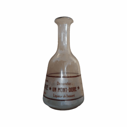 Carafe publicitaire « Demandez : Un Mont-Doré, liqueur de dessert », redressée et détourée sur fond transparent.