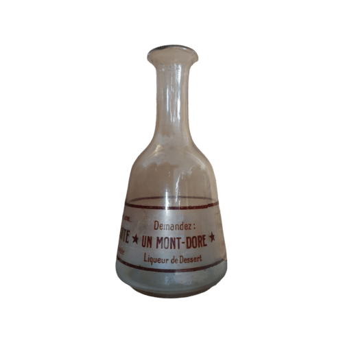 Carafe publicitaire « Demandez : Un Mont-Doré, liqueur de dessert », redressée et détourée sur fond transparent.