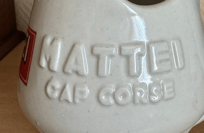 Pichet publicitaire en céramique, lettrage en relief « Mattei Cap Corse » (annonce eBay archivée).