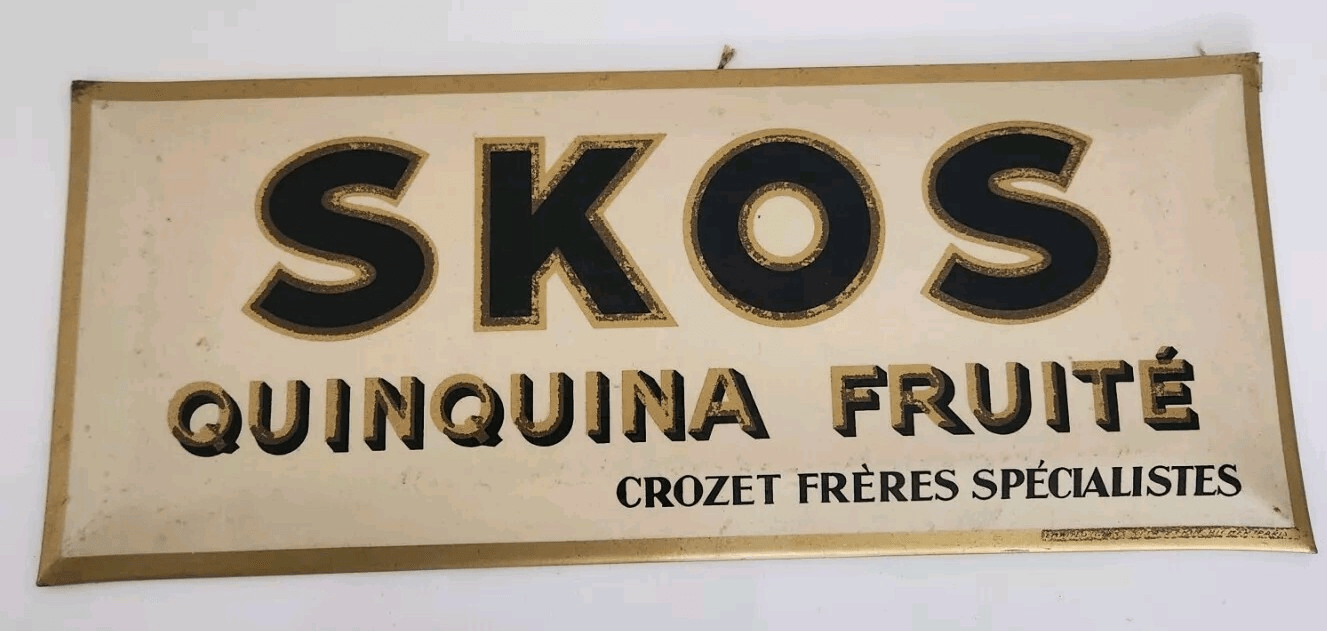 Plaque publicitaire « SKOS / Quinquina fruité / Crozet Frères spécialistes » (annonce eBay archivée).